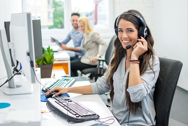 uomo controllo macchina stabilimento SIS